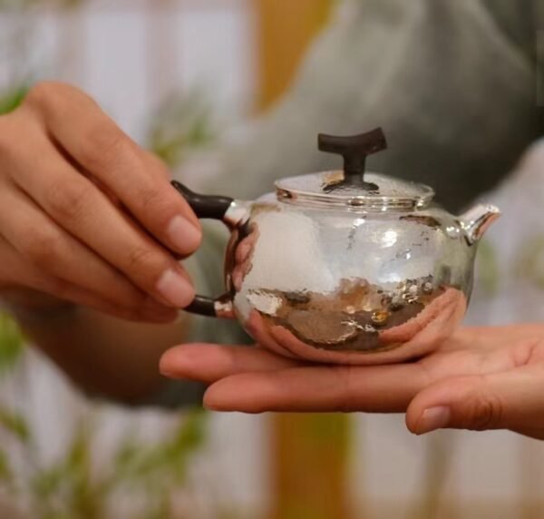 锤纹T字纽小壶